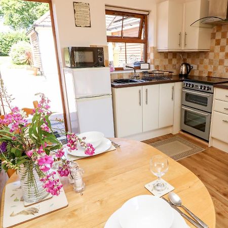 3 The Stables Villa Havenstreet  Екстериор снимка